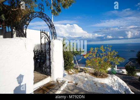 Portail d'entrée de Tsampika Monastery - monastère orthodoxe situé sur le dessus de craggy rock sur la côte orientale de l'île de Rhodes, Grèce Banque D'Images