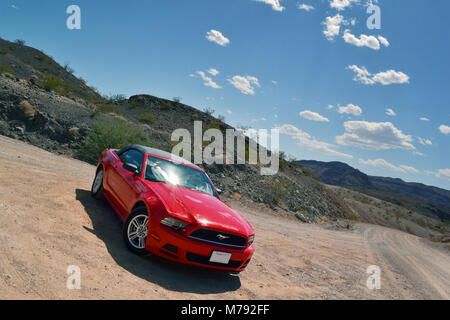 Magnifique Ford Mustang ! La plus belle Ford Mustang dans une belle route du désert voyage ! Banque D'Images