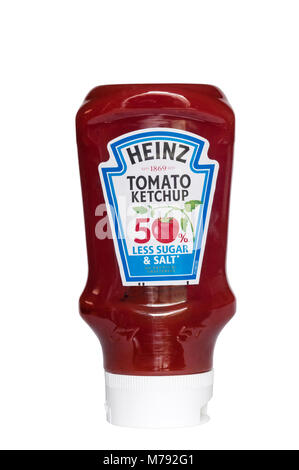 Une bouteille de plastique squeezy Heinz Tomato Ketchup avec 50  % moins de sucre et sel. Conçu pour être se tenait à l'envers sur son couvercle. Banque D'Images
