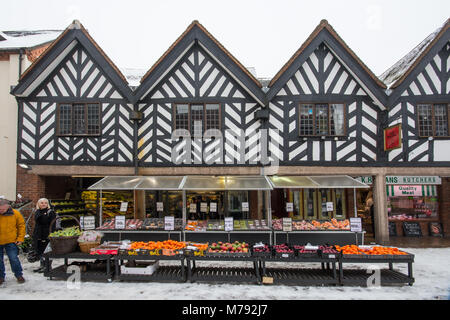 Riley's légumes Les fruits et légumes sur unseasonal jour de neige Lichfield Staffordshire England 3 mars 2018 avec des oranges sur l'affichage dans la neige Banque D'Images