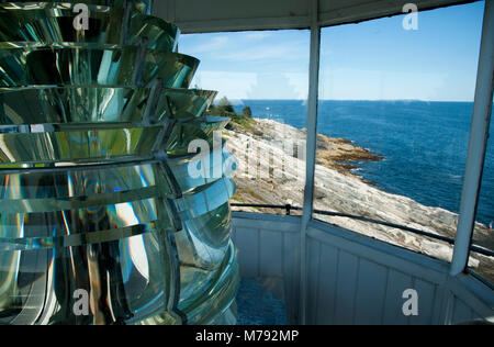 Avis de formations rocheuses uniques sur la côte depuis le haut de Pemequid Point lighthouse tower avec lentille de Fresnel authentique. Ce serait le même point de vue f Banque D'Images