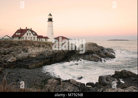 De soleil par Portland Head Lighthouse dans le Maine en automne. Banque D'Images