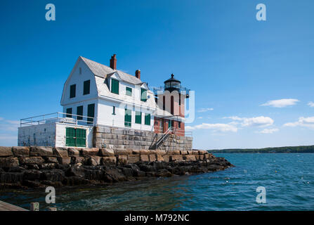 Rockland Breakwter avec son phare et la tour de brique de construction en bois, se trouve à l'extrémité d'un brise-lames sur une journée d'été dans le Maine. Banque D'Images