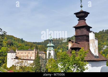 Banska Stiavnica paysage urbain avec l'ancien château médiéval et la tour de cognement de thé ou au premier plan, la Slovaquie. Banque D'Images