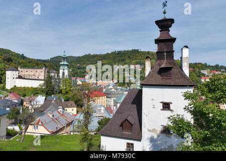 Banska Stiavnica paysage urbain avec l'ancien château médiéval et la tour de cognement de thé ou au premier plan, la Slovaquie. Banque D'Images