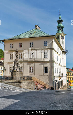 Maria Immaculata pilier et de la mairie de la place principale de la vieille ville de Banska Stiavnica, Slovaquie. UNESCO World Heritage Site. Banque D'Images
