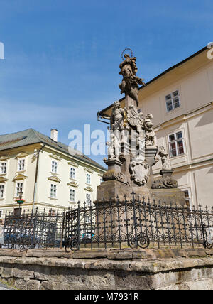 Maria Immaculata pilier et de la mairie de la place principale de la vieille ville de Banska Stiavnica, Slovaquie. UNESCO World Heritage Site. Banque D'Images