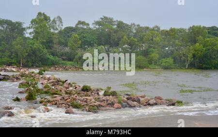 L'eau cascade sur Aplins weir après les tempêtes et les fortes pluies, Aplins weir, Townsville, Queensland, Australie Banque D'Images