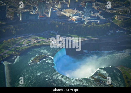 Vue aérienne de Niagara Falls, du Canada, de l'hélicoptère Banque D'Images