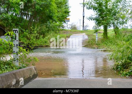 Piste cyclable et piétonne inondée après les tempêtes et les fortes pluies, près de l'autoroute Bruce annandale, Townsville, Queensland, Australie Banque D'Images