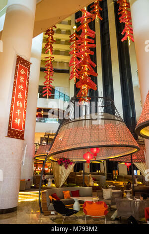 La décoration des cabines pour le Nouvel An chinois dans le hall de l'hôtel Pan Pacific Marina Bay, Singapour. Banque D'Images