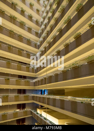 D'un balcon et d'étages de l'atrium de l'hôtel Pan Pacific Marina Bay à Singapour. Banque D'Images