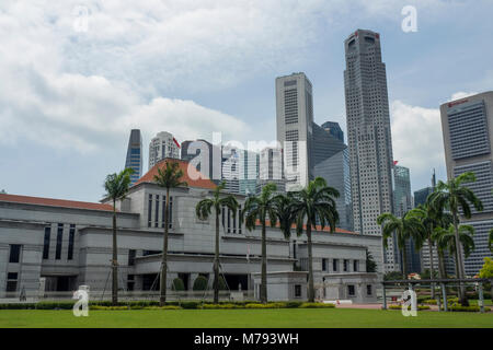 La Maison du Parlement de Singapour et l'horizon de la gratte-ciel du centre-ville de Singapour. Banque D'Images