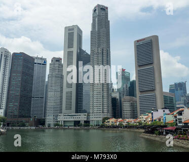 Boat Quay-boutiques traditionnelles coincé entre la rivière Singapour et le CBD de Singapour. Banque D'Images