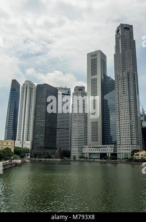 Boat Quay-boutiques traditionnelles coincé entre la rivière Singapour et le CBD de Singapour. Banque D'Images