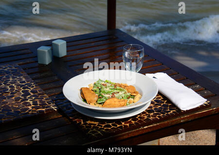 Un plat bien présenté à ce côté mer restaurant à Hua Hin, Thaïlande Banque D'Images