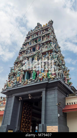 Le gopuram, ou gardien, et tour de divinités d'ornement à l'entrée du Temple Sri Mariamman, sur North Bridge Road, à Singapour. Banque D'Images