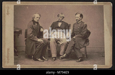Cette photographie capture des personnages clés impliqués dans la poursuite du procès de l'assassinat de Lincoln : le représentant John Bingham, le juge Joseph Holt et le brigadier général Henry Burnett. Ces personnes ont joué un rôle crucial dans les procédures judiciaires qui ont suivi l'assassinat du président Abraham Lincoln. Banque D'Images