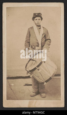 Taylor, jeune Drummer Boy pour 78e d'infanterie des troupes de couleur, en uniforme avec drum RCAC2017659602 Banque D'Images