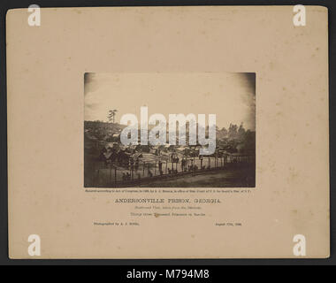 Une photographie historique montrant la vue sud-est de la prison d'Andersonville en Géorgie pendant la guerre de Sécession. L'image capture le grand camp de prisonniers abritant plus de 33 000 prisonniers de guerre de l'Union. Banque D'Images