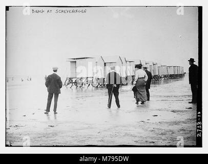 La plage de Scheveningen, située à la Haye, aux pays-Bas, est une destination balnéaire populaire connue pour ses larges plages de sable, ses stations balnéaires et sa promenade animée. C'est un élément clé du tourisme balnéaire néerlandais et du patrimoine culturel. Banque D'Images