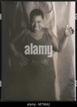 Un célèbre portrait de trois-quarts de Bessie Smith, la chanteuse américaine influente de blues, debout et tournée vers l'avant avec sa main gauche levée. Cette image emblématique capture sa force et sa présence sur la scène musicale du début du XXe siècle. Banque D'Images