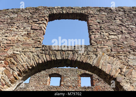 Ruines de l'ancienne fonderie avec murs en grès rouge, creux, portes et fenêtres fond de ciel bleu clair Banque D'Images