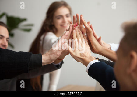 L'équipe d'affaires motivés haut donnant cinq, Close up of hands Banque D'Images