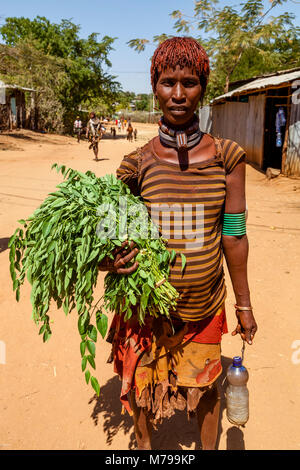 Une femme Hamar En route pour le marché de Dimeka Tribal Samedi, vallée de l'Omo, Ethiopie Banque D'Images