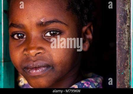 Portrait d'une jeune fille à l'extérieur d'une boutique de Hamar, dans la ville de Dimeka, vallée de l'Omo, Ethiopie Banque D'Images