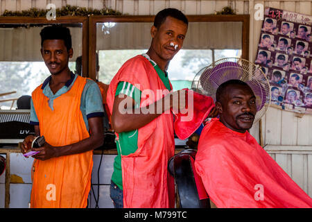 Une boutique de barbier dans la ville de Jinka, vallée de l'Omo, Ethiopie Banque D'Images