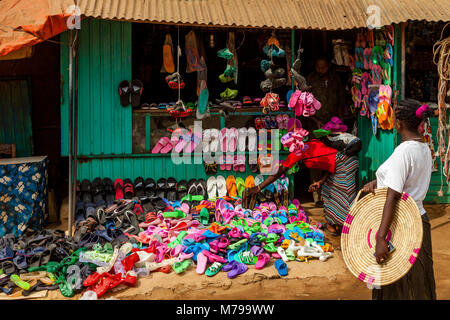 Une jeune femme l'achat chaussures d'un magasin de chaussures à Jinka, vallée de l'Omo, Ethiopie Banque D'Images