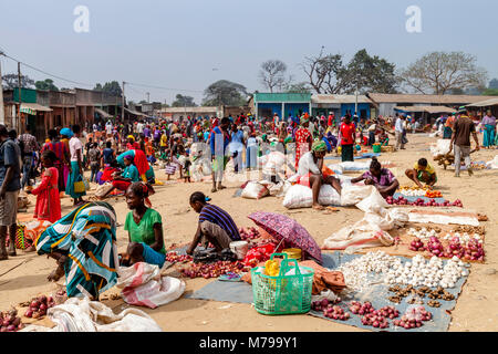 La population locale l'achat et la vente de légumes au marché hebdomadaire à Jinka, vallée de l'Omo, Ethiopie Banque D'Images