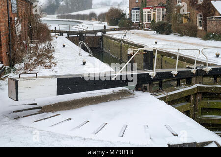 Verrouiller la porte sur le Grand Union canal dans la neige à braunston en hiver. Braunston, Northamptonshire, Angleterre Banque D'Images