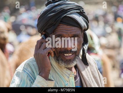 Négociant de chameau au téléphone dans le marché aux chameaux, Oromo, Sambate, Ethiopie Banque D'Images