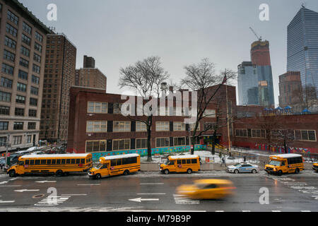 Ligne de bus scolaires jusqu'en face de PS 33, à Chelsea, à New York, en prévision du licenciement le Mercredi, Mars 7, 2018. Parce que le pire de la "Tempête de Quinn' aura lieu après l'école la ville gardé les écoles ouvertes. (© Richard B. Levine) Banque D'Images
