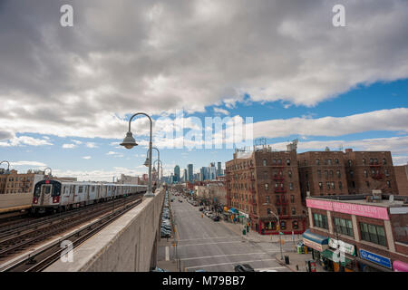 Le développement dans l'ouest de Queens à New York se fond dans l'horizon de Manhattan avec les vieux bâtiments sur Queens Boulevard Sunnyside, Reines dans l'avant-plan le Dimanche, Mars 4, 2018. (Â© Richard B. Levine) Banque D'Images