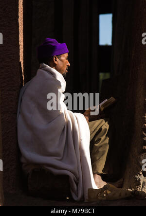 Pèlerin priant dans bet Medhane Alem, région d'Amhara, Lalibela, Éthiopie Banque D'Images