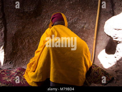 Les femmes éthiopiennes un moine en prière dans bet Medhane Alem, région d'Amhara, Lalibela, Éthiopie Banque D'Images