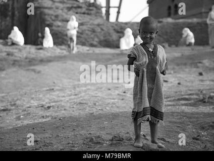 Petite fille au cours de la célébration orthodoxe Kidane Mehret (St Mary cérémonie, le couvercle de la pitié), région d'Amhara, Lalibela, Éthiopie Banque D'Images