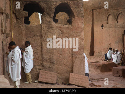 Pèlerins priant pendant la célébration orthodoxe Kidane Mehret (St Mary cérémonie, le couvercle de la pitié), région d'Amhara, Lalibela, Éthiopie Banque D'Images