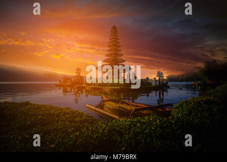 Pura Ulun Danu Bratan, temple hindou avec bateau sur le lac Bratan au coucher du soleil à Bali, Indonésie. Banque D'Images