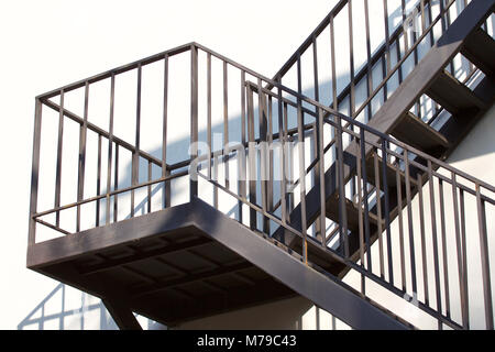 Structure métallique d'un escalier métallique à l'extérieur d'un immeuble de plusieurs étages Banque D'Images