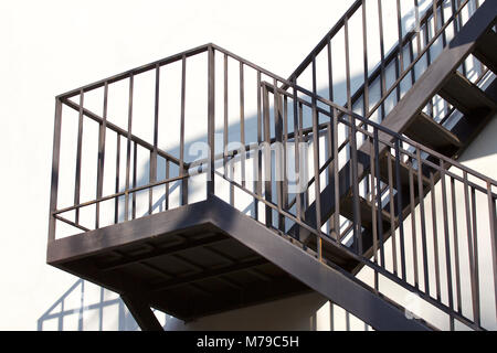 Structure métallique d'un escalier métallique à l'extérieur d'un immeuble de plusieurs étages Banque D'Images