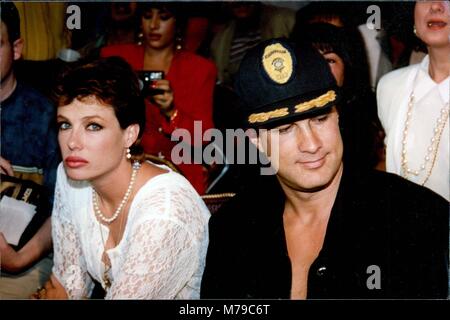 Steven Segal et femme, Kelly LeBrock 1992 Photo de John Barrett-PHOTOlink Banque D'Images