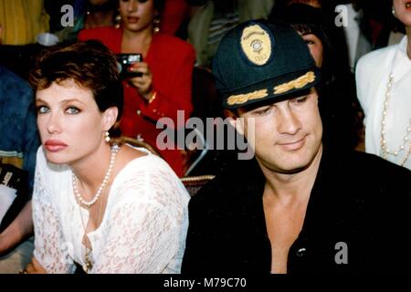 Steven Segal et femme, Kelly LeBrock 1992 Photo de John Barrett-PHOTOlink Banque D'Images