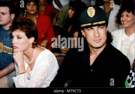 Steven Segal et femme, Kelly LeBrock 1992 Photo de John Barrett-PHOTOlink Banque D'Images