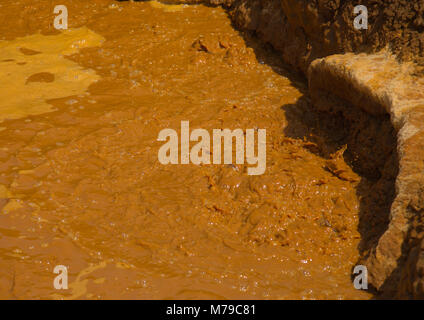 Dans le lac acide ocre dépression Danakil, Dallol région Afar, Ethiopie, Banque D'Images