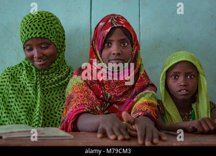 Les filles de la tribu afar voilées à l'école, région Afar, Semera, Ethiopie Banque D'Images