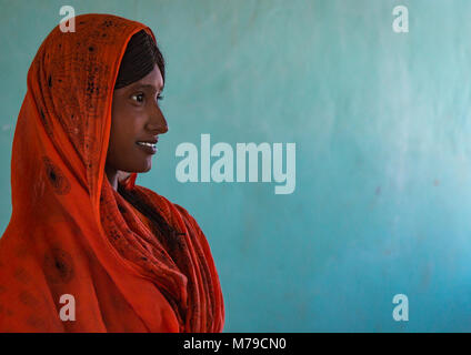 Fille de la tribu afar voilées à l'école, région Afar, Semera, Ethiopie Banque D'Images